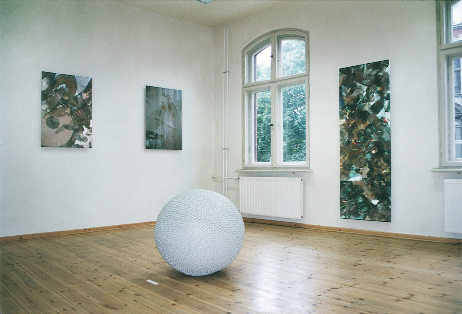 2002-Thisplacements-Raum-1-Galerie-Weisser-Elephant-Berlin