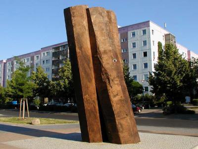 Montage der Skulptur von ElisaBracher (BR) in Berlin 01a